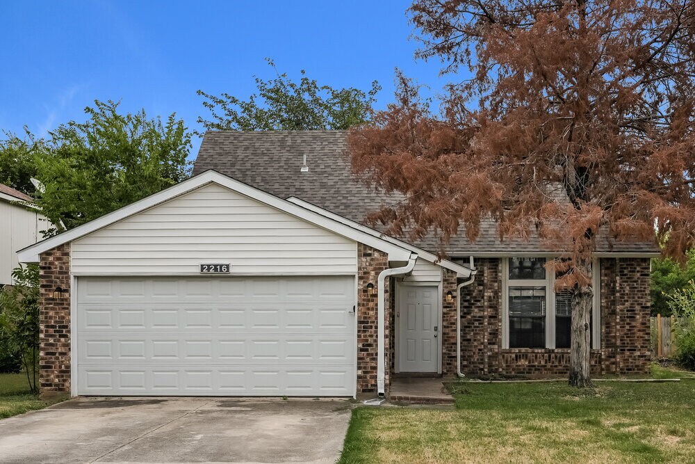 Primary Photo - 2216 Crestmeadow St