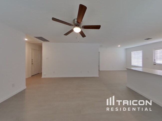 Foto del edificio - 806 Ginkgo Wy