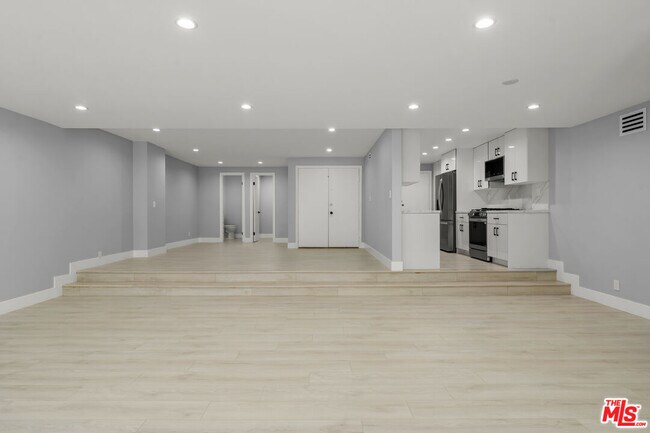 Building Photo - 441 N Oakhurst Dr