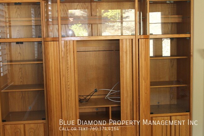 Building Photo - Spacious 5 BR, 3 BA in San Elijo Hills