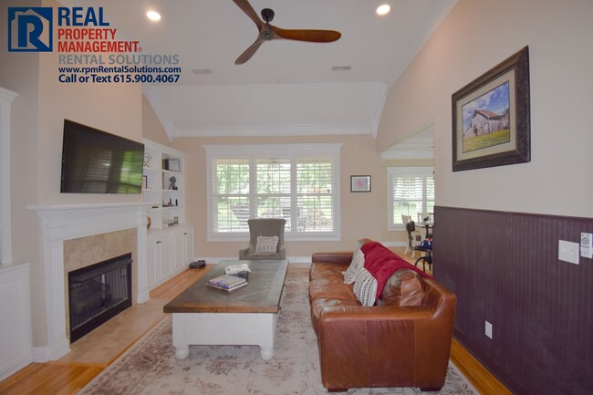 Foto del edificio - Wonderful 4 bed, 3 bath home, Triple Black...