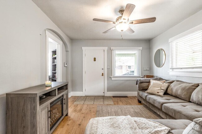 Building Photo - Adorable Home with Fenced Backyard
