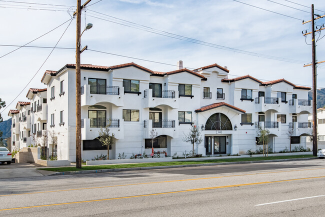 Building Photo - 2340 Montrose Ave