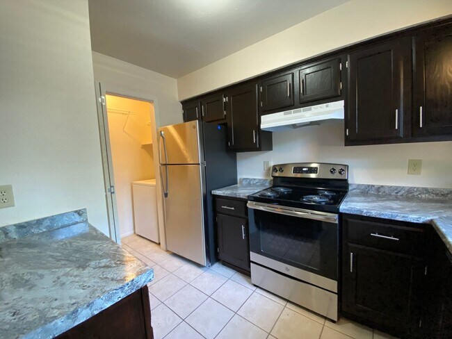 Foto del edificio - College Station -2 bedroom/ 2.5 bath - 2 story condo with washer/dryer!!