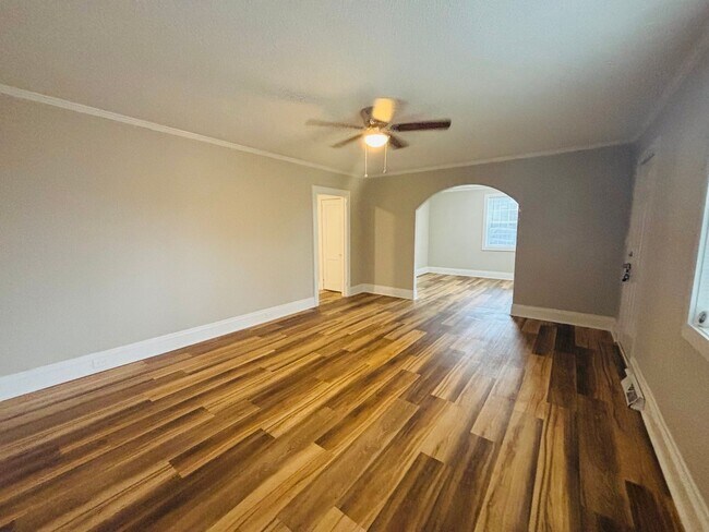Foto del edificio - AVAILABLE NOW- Renovated in Rosewood!