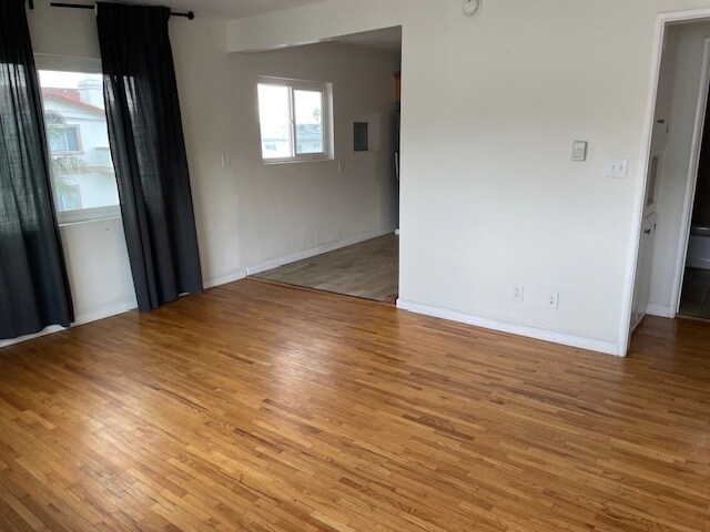 mucha luz - 2611 Mathews Ave