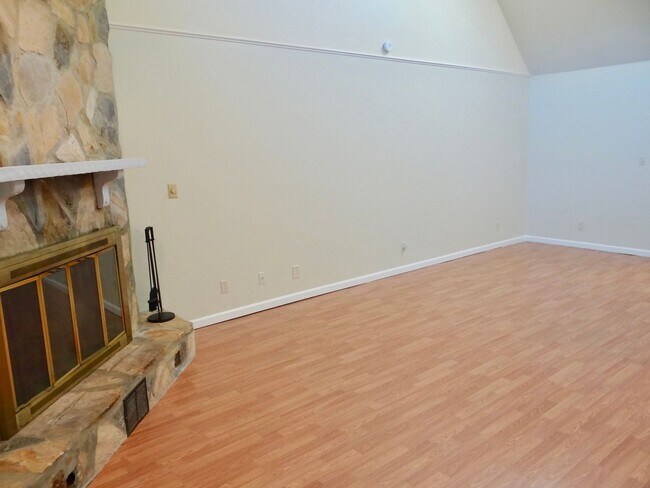 Foto del edificio - 2 bedroom unfurnished LONG TERM RENTAL in Fairway Ridge