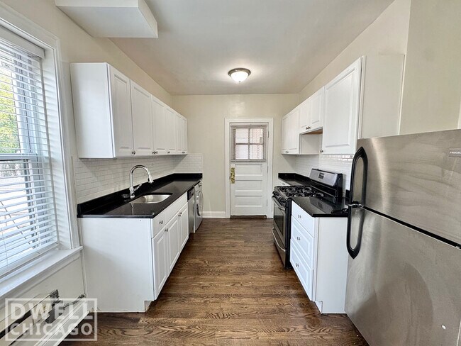 Foto del edificio - 3820 N Greenview Ave