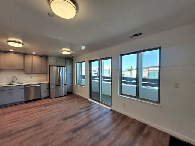 Building Photo - remodeled top floor 2 bedroom 2.5 bath apa...