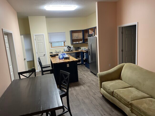 Building Photo - 1909 Greenbush St