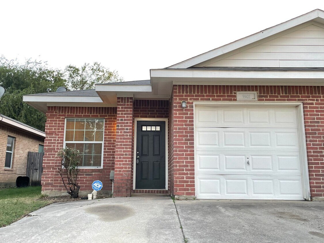 3/2 Duplex with Garage Townhome Rentals in Arlington TX