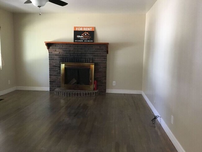Building Photo - 4 Bedroom 2 Bath Home 2 Car Garage. Dog Fr...