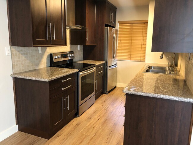 Upgraded kitchen with stainless appliances and granite counters - 12801 Moorpark St