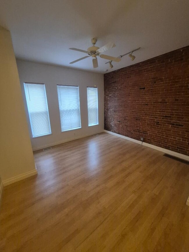 Building Photo - 160 Park St