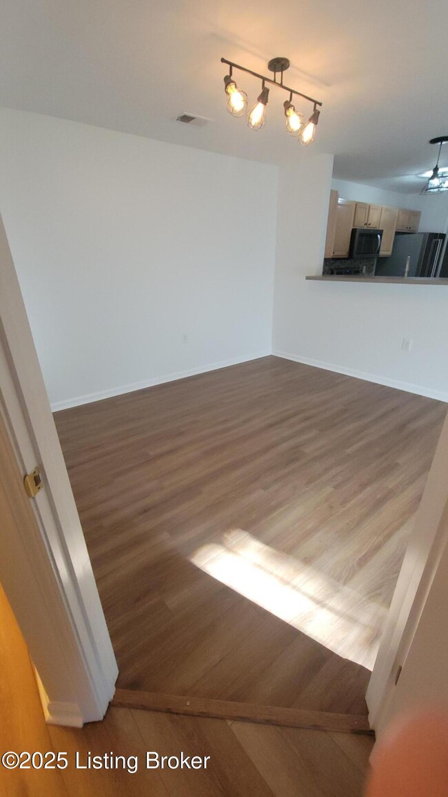 Foto del edificio - 6403 Shelton Circle