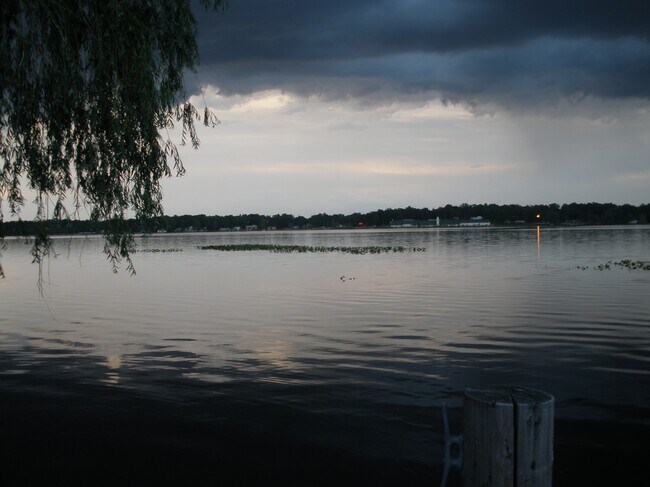 Lago por la noche - 1551 Heron Point Dr