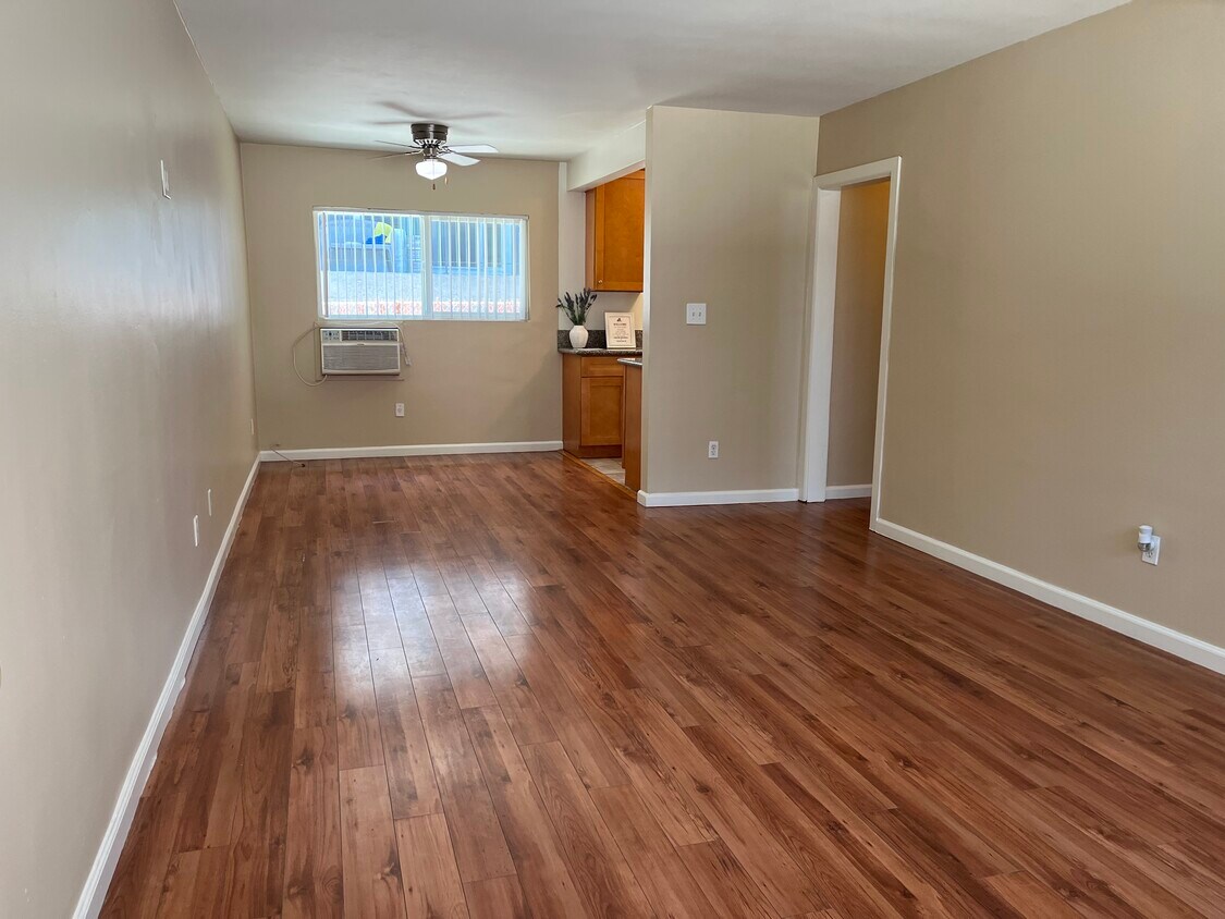 Foto principal - 13760 Sherman Way