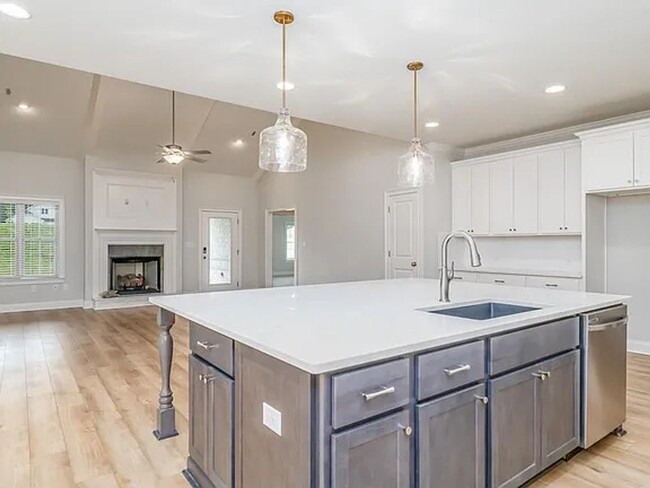 Foto del edificio - Beautiful 4 Bed, 2 Bath Home In Hidden Lakes!