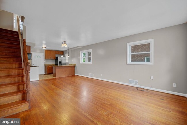 Building Photo - 728 Kennedy St NE