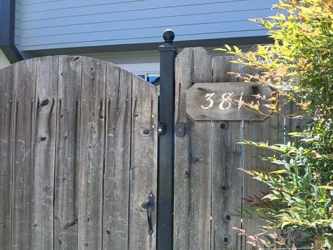 Building Photo - 381 Wall Pl