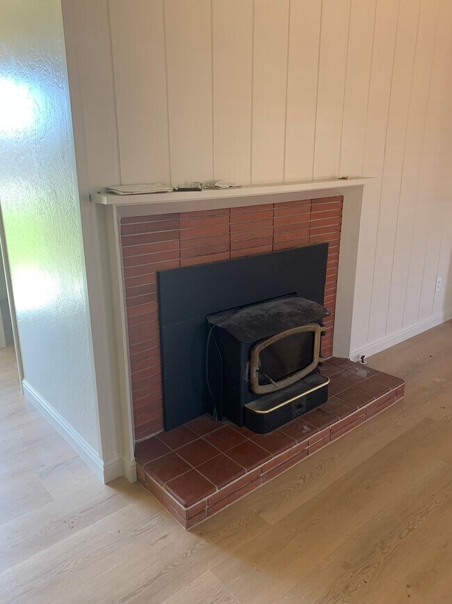 Building Photo - House For Rent