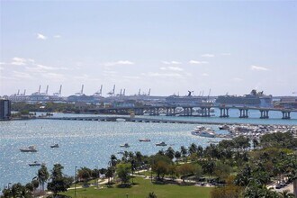 Building Photo - 2020 N Bayshore Dr