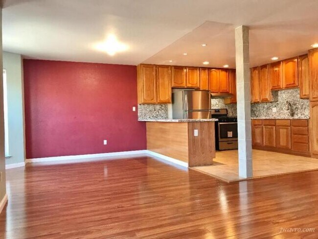 Building Photo - 3 bedroom in San Francisco CA 94112