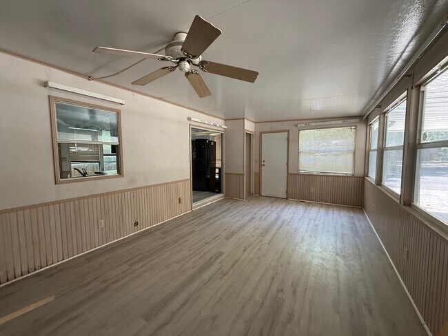 Building Photo - 725