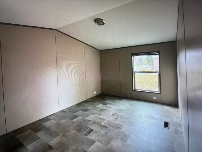 Foto del edificio - 3000 John Harden Dr