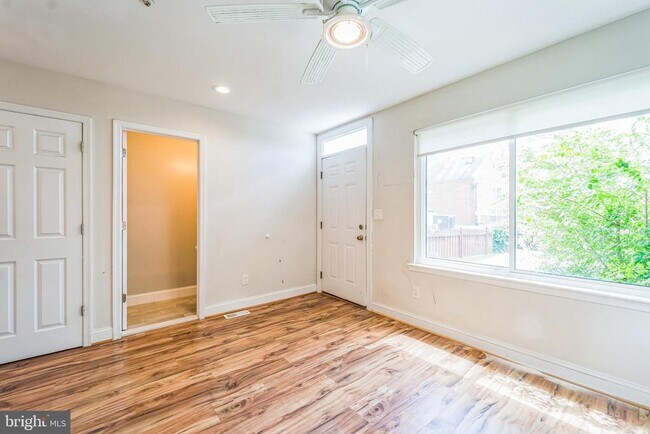 Foto del edificio - 1423 E Baltimore St