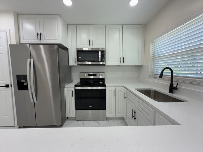 Building Photo - 270 W Pineloch Ave