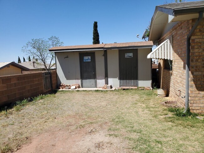 Foto del edificio - 3 Bedroom, 2 Bath with large fenced in bac...