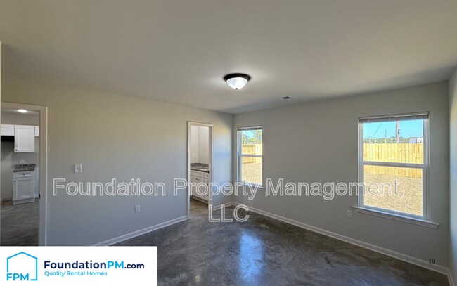 Building Photo - 2502 E Tyler Ave