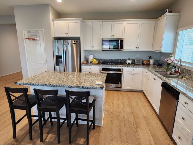 Foto del edificio - Upgraded Level Entry Home with Mountain Views!