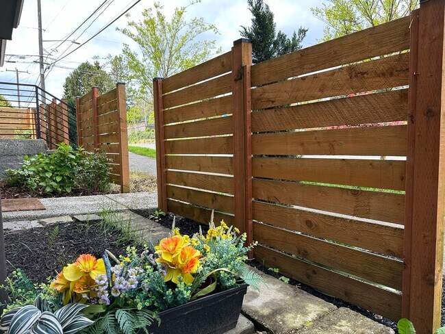 Building Photo - 2 Bedroom  Sunset Hills Townhouse with Par...