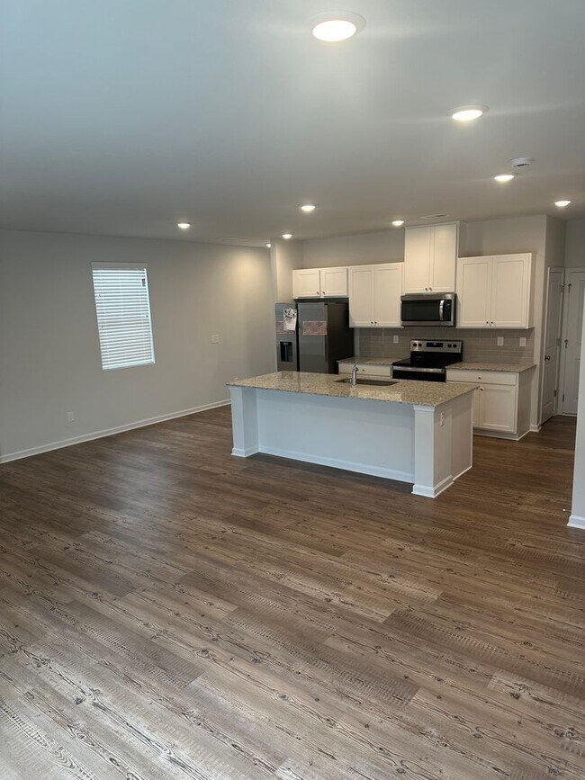 Foto del edificio - COMING SOON! Pet Friendly .. 3 bed 2.5 bath Townhome in STUNNING new community