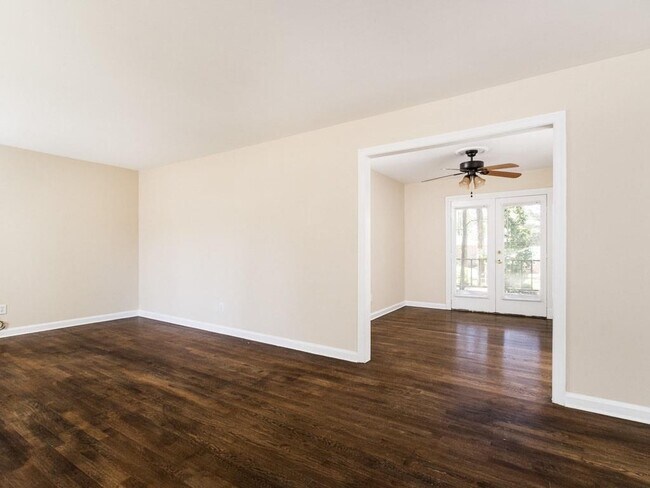 Foto del edificio - 2850 Parkwood Rd
