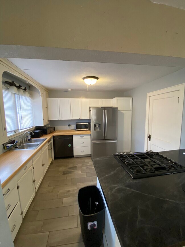 Kitchen - 1014 Broadway St N