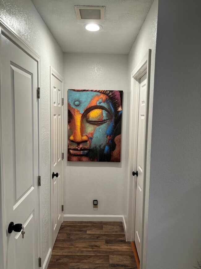 Hallway - 510 N Villa Ct