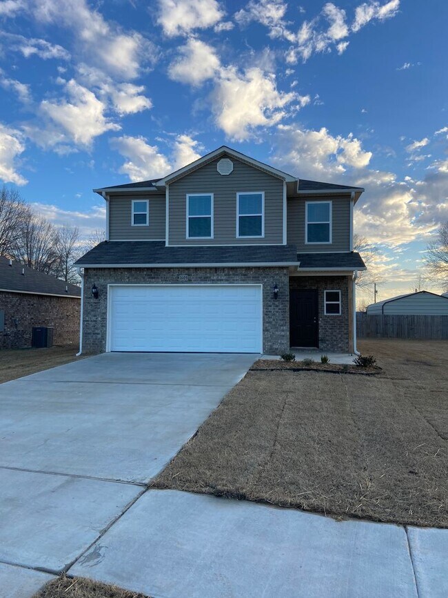 Building Photo - NOW LEASING! Three Bedroom | Two and a Half Bathroom Home in Conway