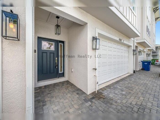 Building Photo - Luxury-Inspired Townhome Living in the Heart of South Tampa
