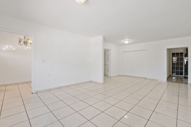 Foto del edificio - Comfortable 3-Bedroom Multifamily Home in Prime Miami Location (Water and electricity are included)