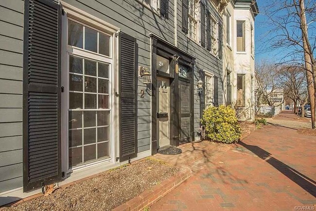 Photo - 2 N Plum St House