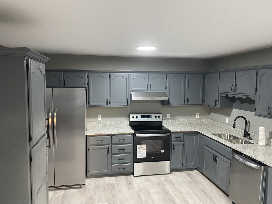 Newly Remodeled Kitchen with all new granite and appliances - 721 S Pinhook Dr