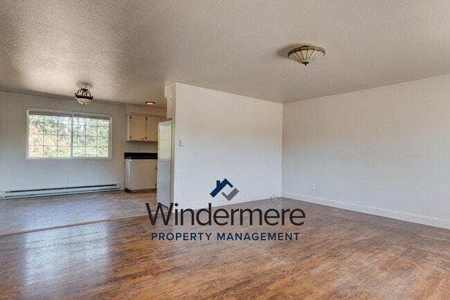 Building Photo - 3 Bed 1 Bath Rambler