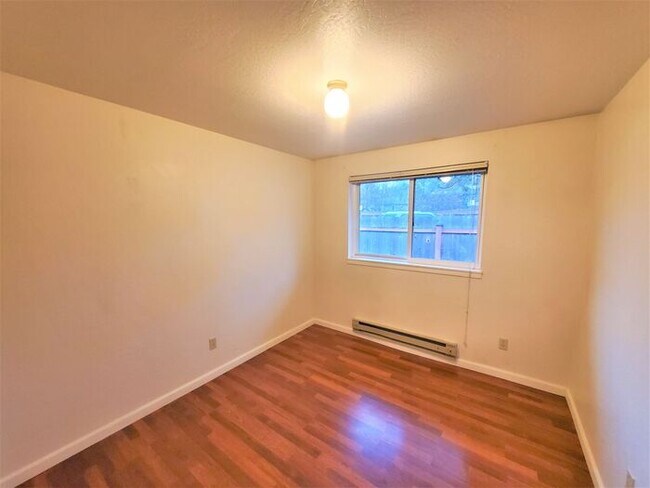 Foto del edificio - Charming 4-Plex 2 Bedroom 1 Bathroom Unit Available Soon!