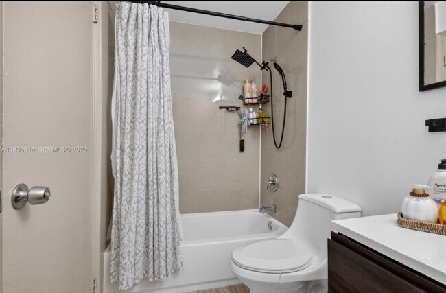 Foto del edificio - 5571 NW 188th St