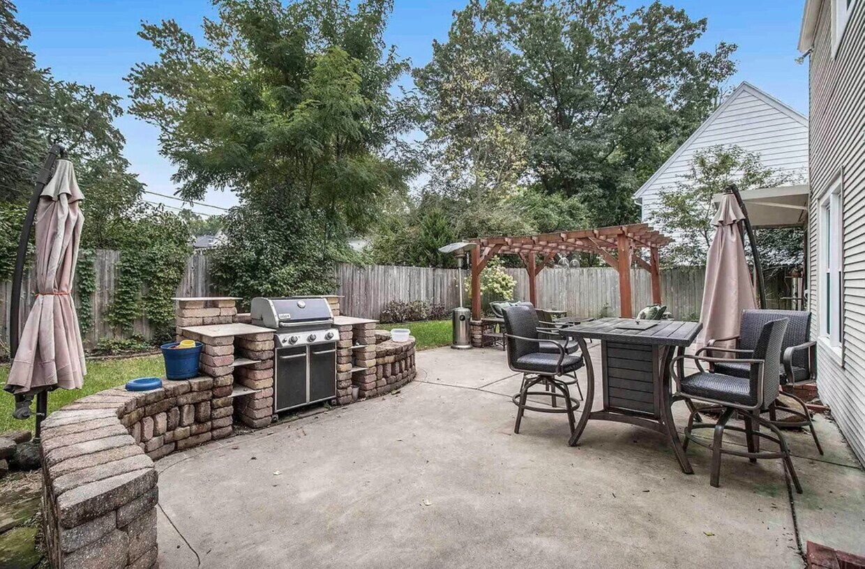 Building Photo - 322 S Twyckenham Dr