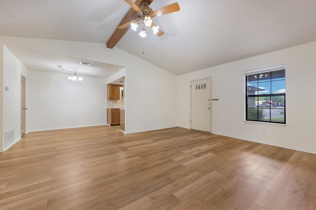 Foto del edificio - Spacious 2/1 Duplex in Central Taylor, Tx