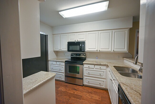 Building Photo - Beautiful 3 bedroom 2 bath Runaway Bay,  TX